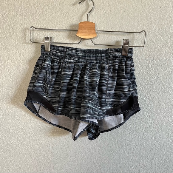 Lululemon Hotty Hot Short II 2.5" Women’s 4 Gray Black Striped - Picture 4 of 11